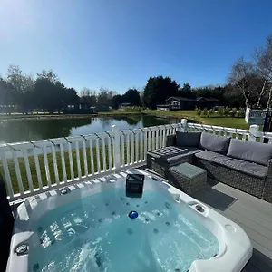 Lakeside Retreat With Hot Tub Lodge