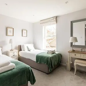  Holiday home Premium House W Parking - Walk Everywhere United Kingdom